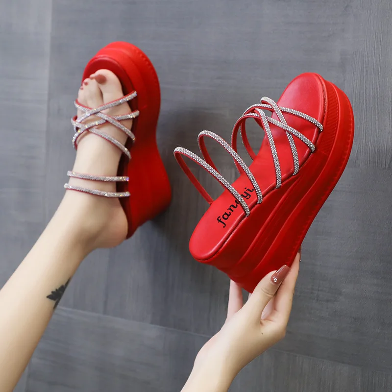 Женские уличные шлепанцы на каблуке универсальные толстой подошве с блестящими