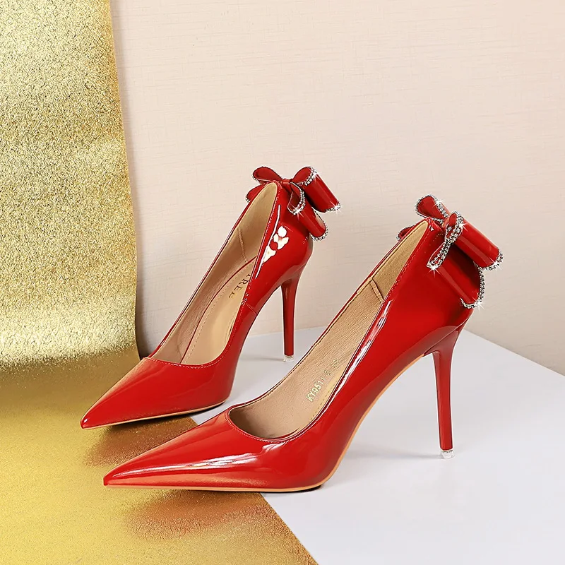 Женские туфли из лакированной кожи на высоком каблуке туфли-лодочки с острым