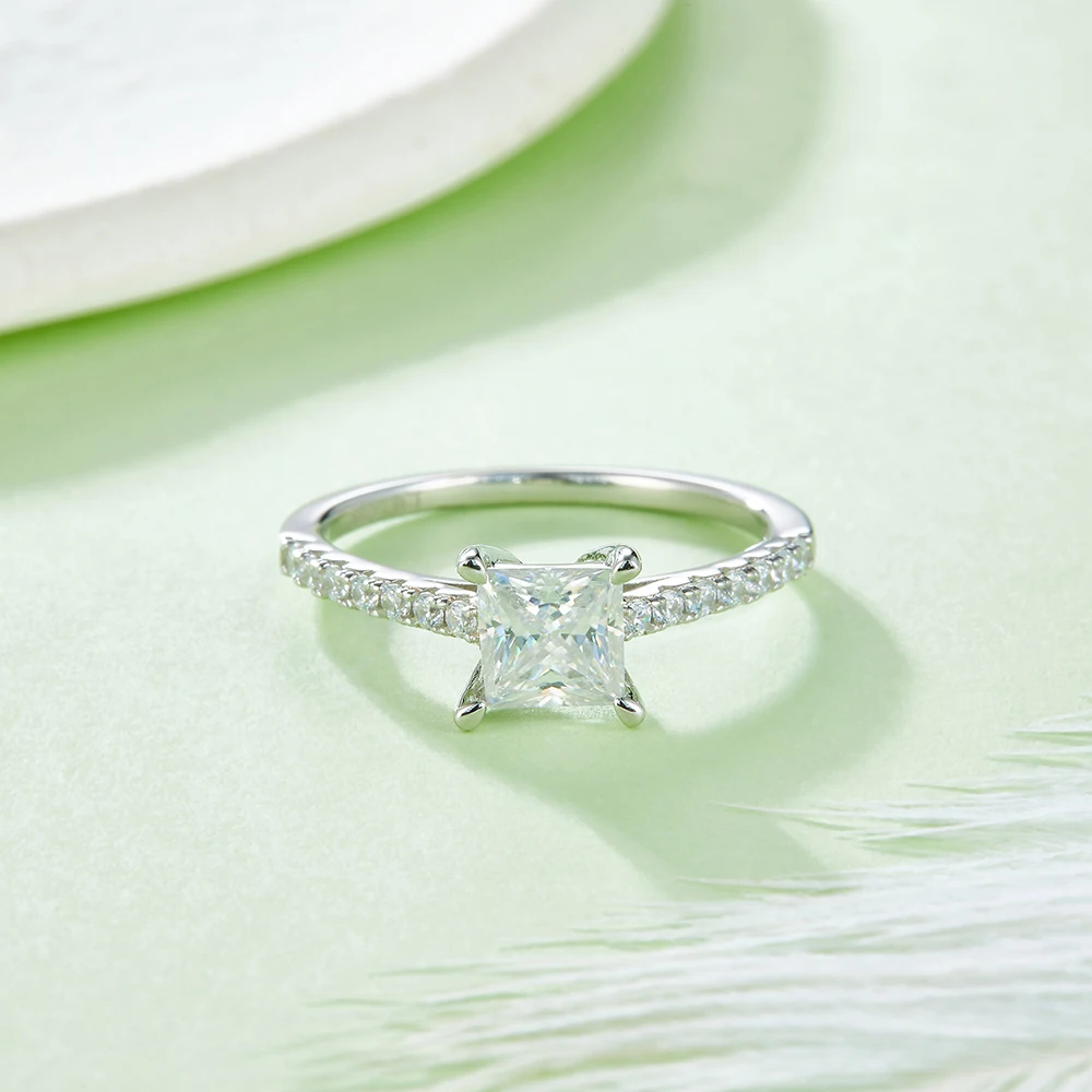 Кольцо женское из серебра 925 пробы с квадратным бриллиантом 1 карат