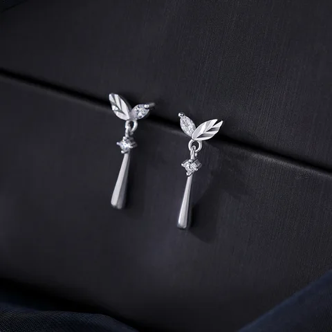 Серебряные серьги-гвоздики с черным цирконием