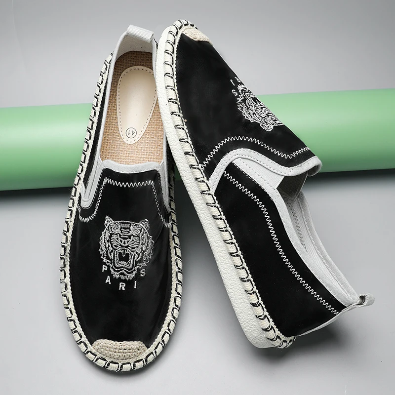 

2023 New Men Casual Loafers Embroidered Tiger Shoes Classic Black Flat Men Shoes Letter Printing Slip On Footwear Male Plimsolls