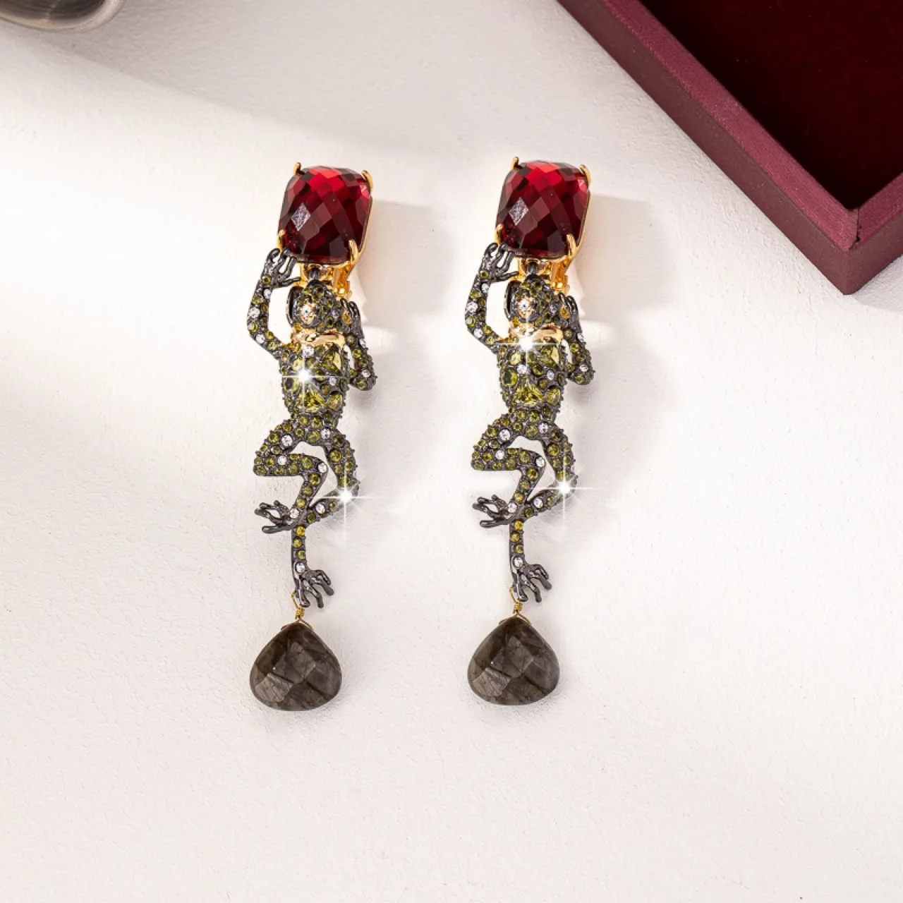 Комплект из колье и кольца с медным золотым покрытием