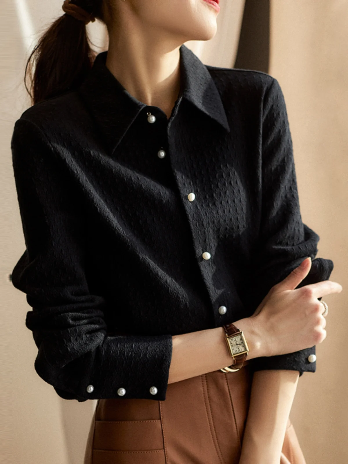 Женские рубашки с жемчужной пряжкой и черной текстурой Sense осенне-зимняя