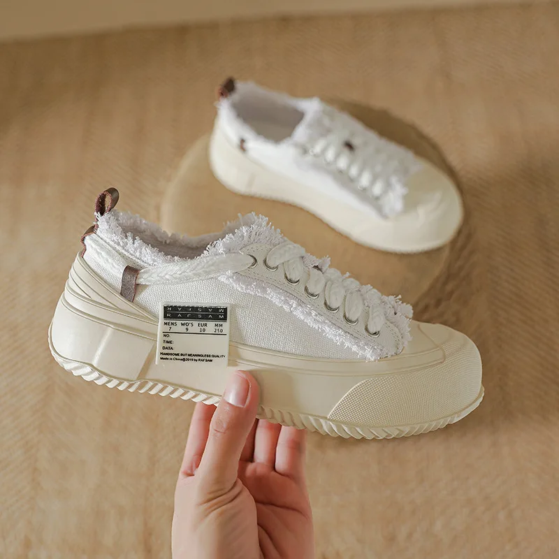 

Новинка 2023, нишевая женская обувь, модные маленькие белые туфли, модные Универсальные холщовые женские туфли, летняя повседневная обувь для скейтборда