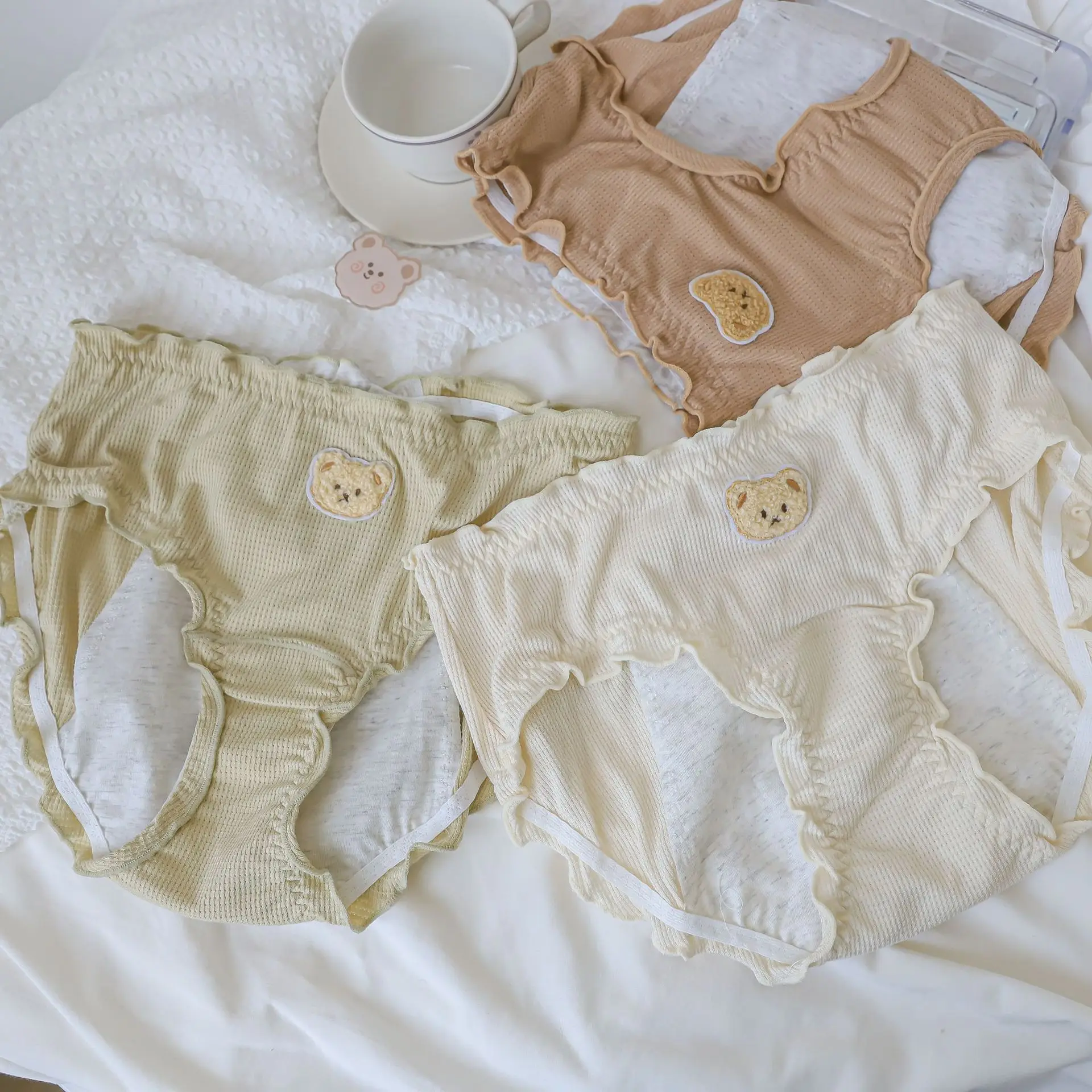 

Fresh Bear Seamless Panties women Menstrual underpants Japanese young girl Physiological underwear N8158