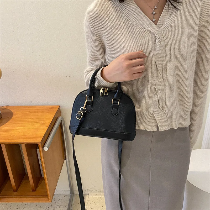 

2023 New Fashion niche design handbag Simple solid color bag with a foreign temperament retro one shoulder crossbody women's bag