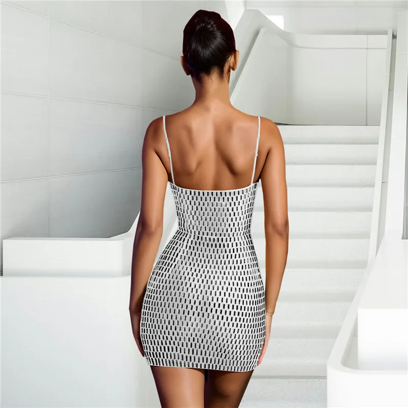 Сексуальное женское платье на тонких бретельках без рукавов с вырезами и