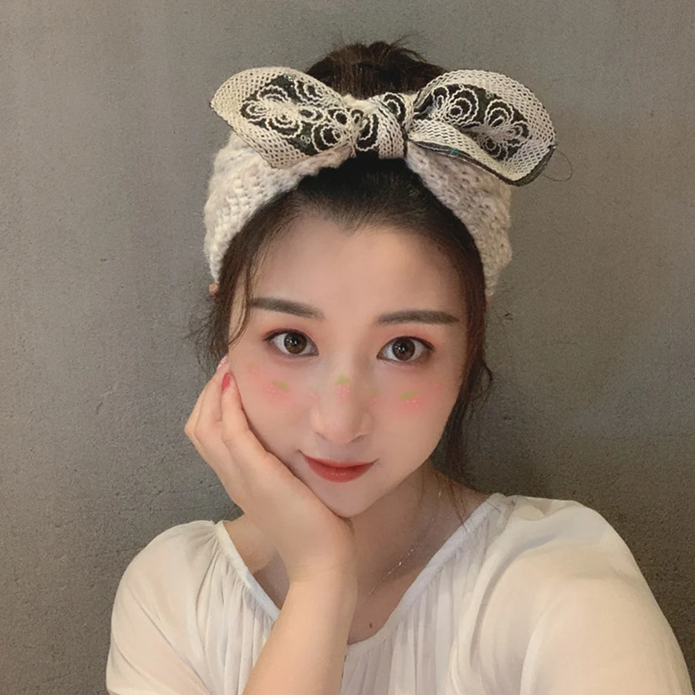 Вязаная широкая повязка на голову с вышитым бантом женская большим и заячьими