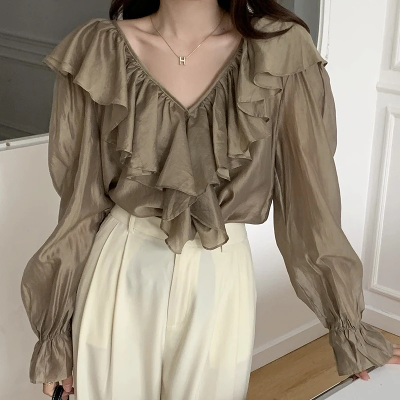 

Женская универсальная рубашка с оборками и V-образным вырезом