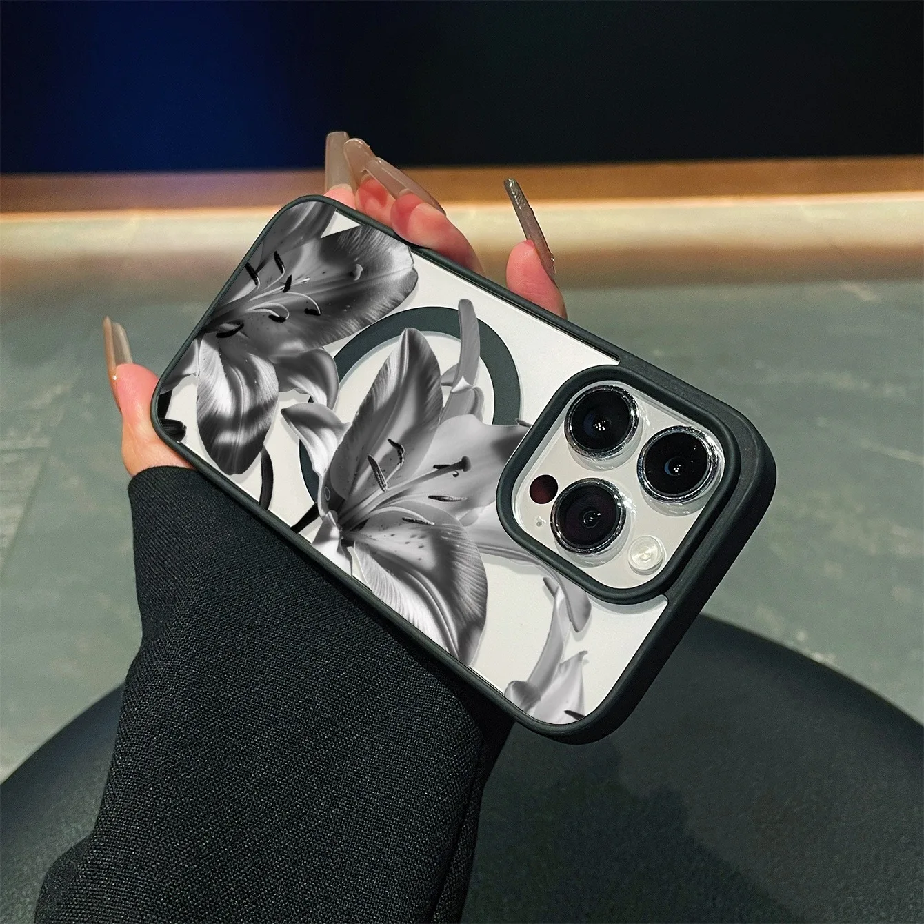 Фото Прозрачный магнитный чехол для телефона с принтом лилий в серых тонах для iPhone 17, 16, 15, 14, 13, 12 Pro Max, 11, 16 Plus, 16e, 17e, 17Air №3