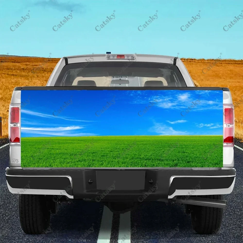 Защитная виниловая наклейка на багажник автомобиля с изображением травы и