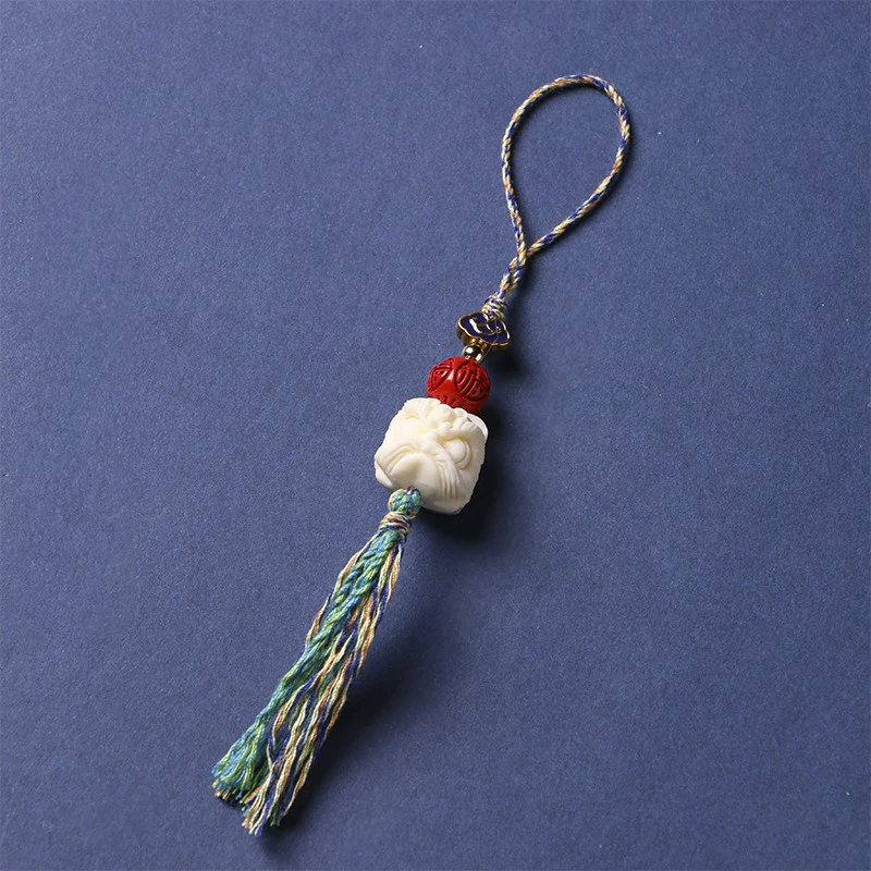 Брелок с подвеской в виде фрукта слоновой кости и льва