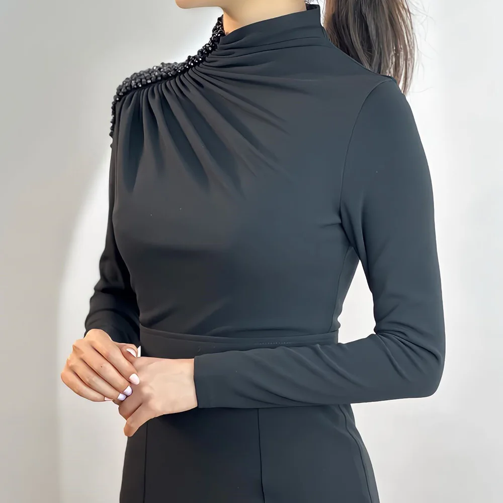 Однотонное прямое платье из джерси с высоким воротником длинным рукавом со