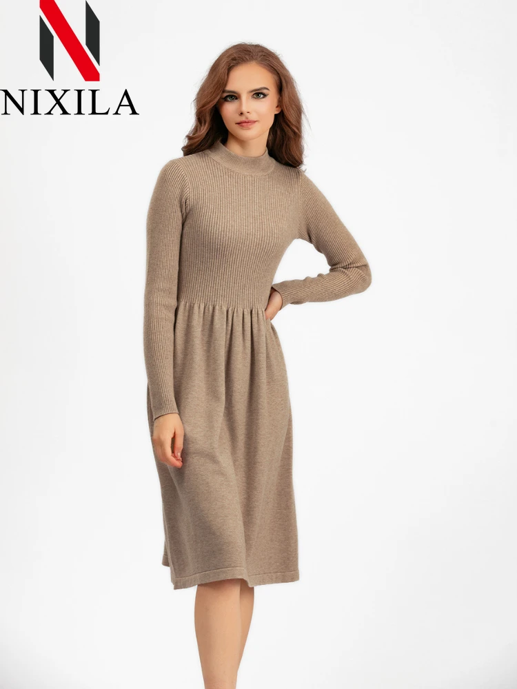 

Женское трикотажное платье-свитер с длинным рукавом и высоким воротником