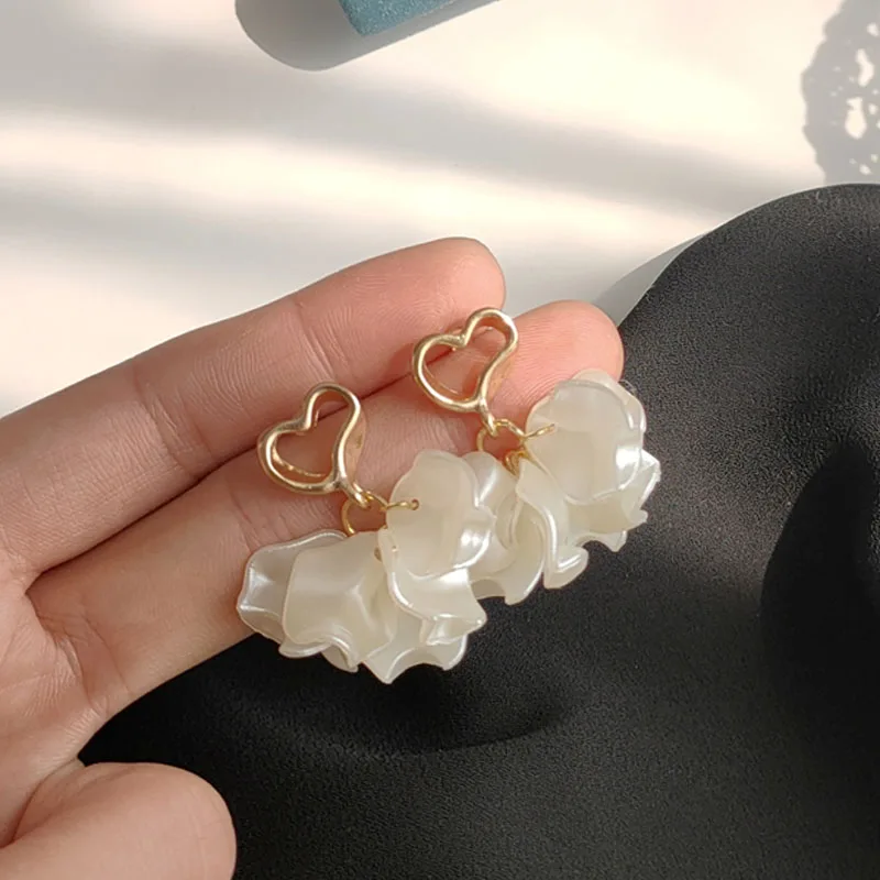 

Renya Hollow Out Heart Imitation Shell Acrylic Drop Earring Matt Gold Color Elegant for Women Girls Sweet Dangle Earring Jewelry