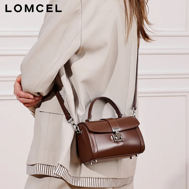 Фото LOMCEL 608 Корейская маленькая прямоугольная сумка с защелкой, новая модель 2026 года, модная женская сумка, уникальный дизайн, роскошная. №1