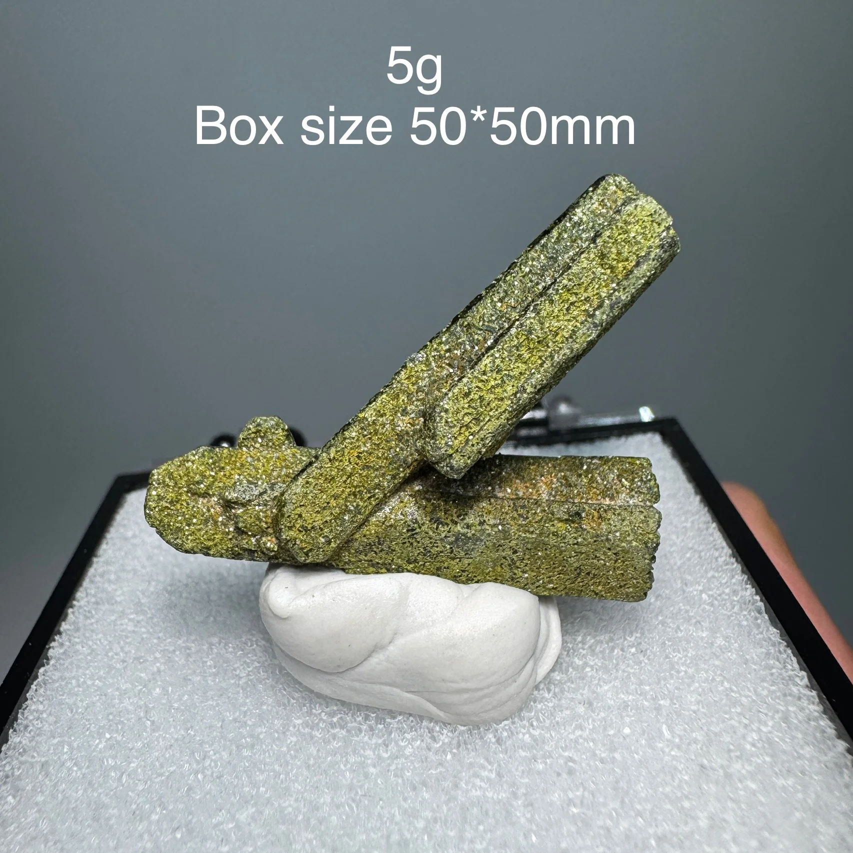 

Натуральный мадагаскарский эпидот, кристалл, 1 штука