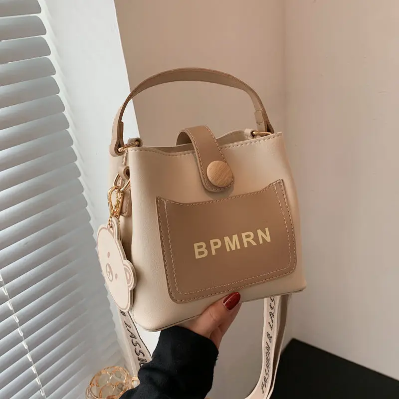 

Дропшиппинг популярная Маленькая женская сумка осень 2022 Новая мода широкополосный мессенджер сумка на плечо Портативная Сумка-ведро сумки...