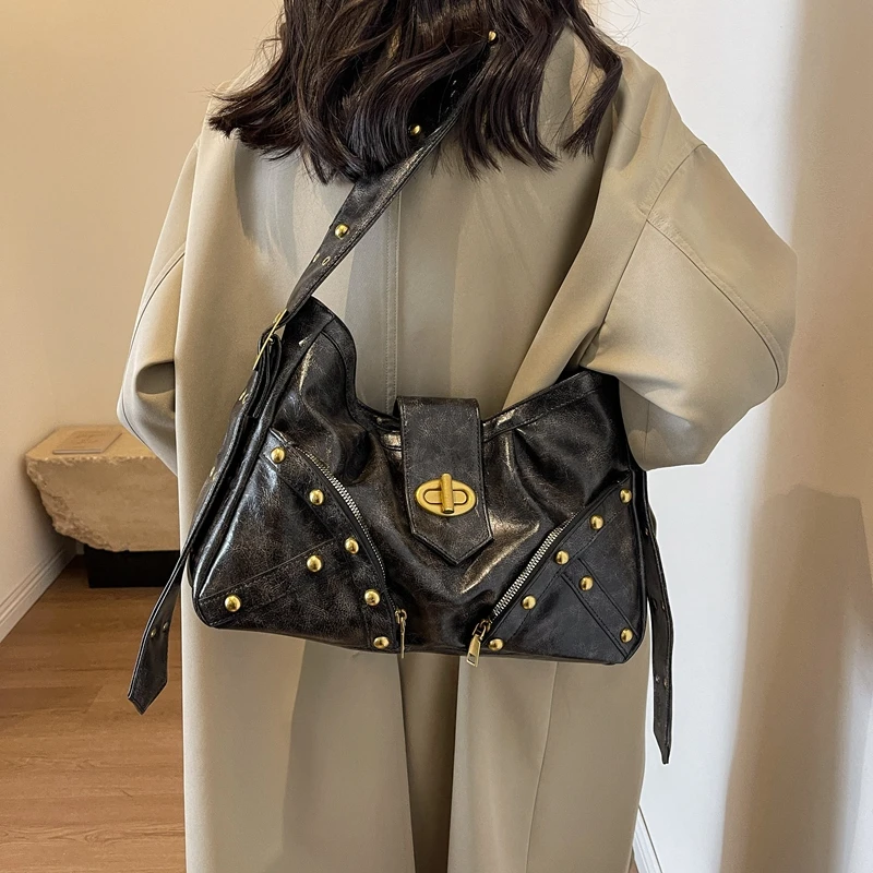 Однотонная сумка на плечо из ПУ кожи с заклепками и молнией