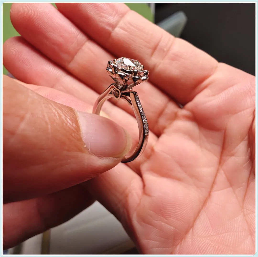 Кольцо из белого золота с бриллиантом 1 карат