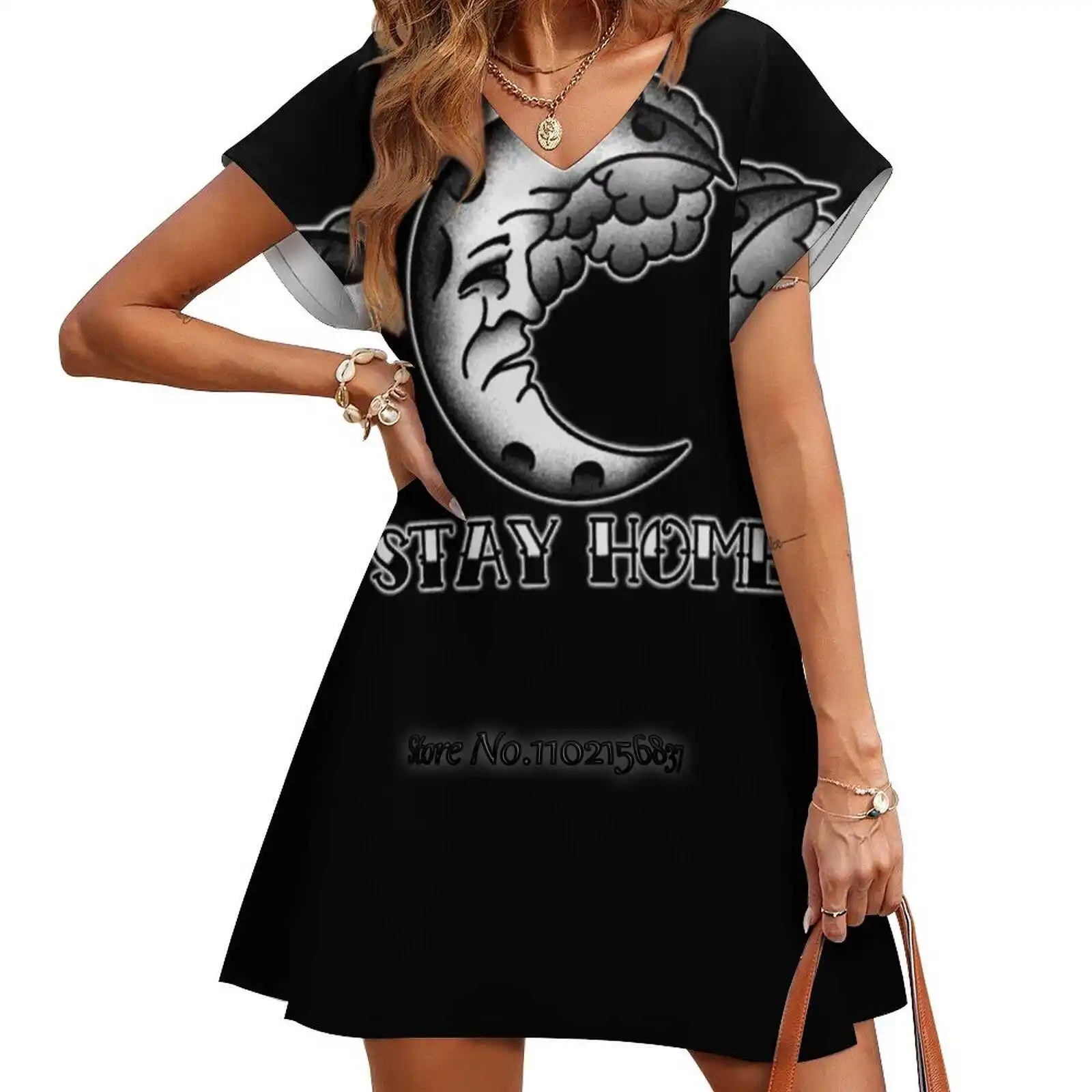 

Платье черно-белое с принтом и коротким рукавом, V-образным вырезом