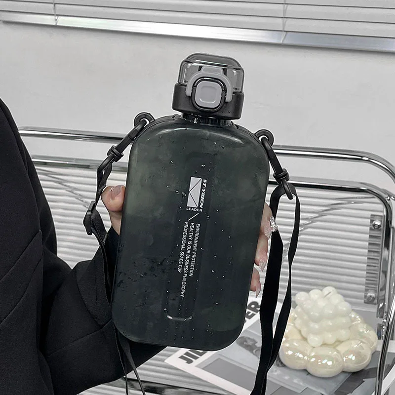 

750 мл модная пластиковая бутылка для воды с ремешком экологически чистая портативная прочная спортивная бутылка для питья на открытом воздухе