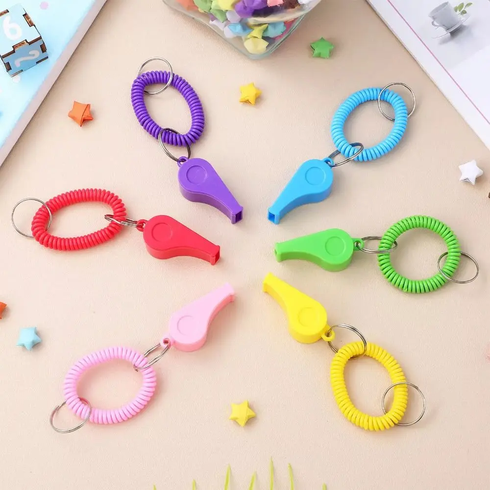 Фото Набор из 10 громких и четких спортивных свистков с пружинным механизмом и ремешком на запястье, пластиковые, разноцветные, прочные, для судей №1