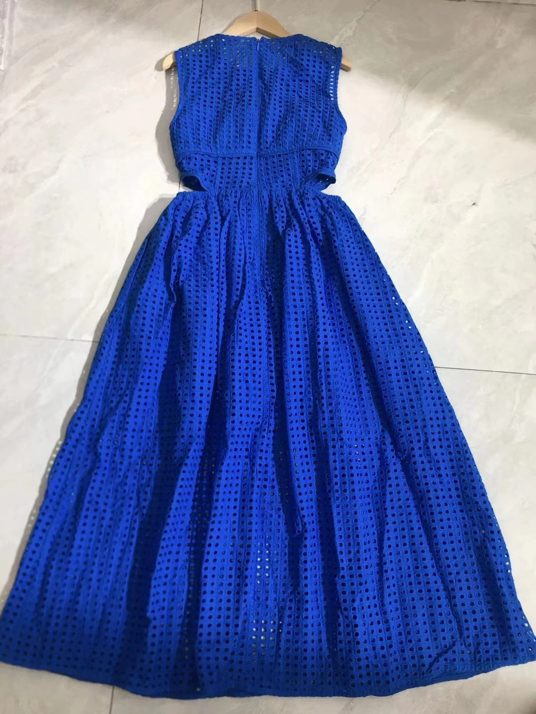 

Women Hollow Out Decoration O-Neck Sleeveless Leaking Waist Party Dress