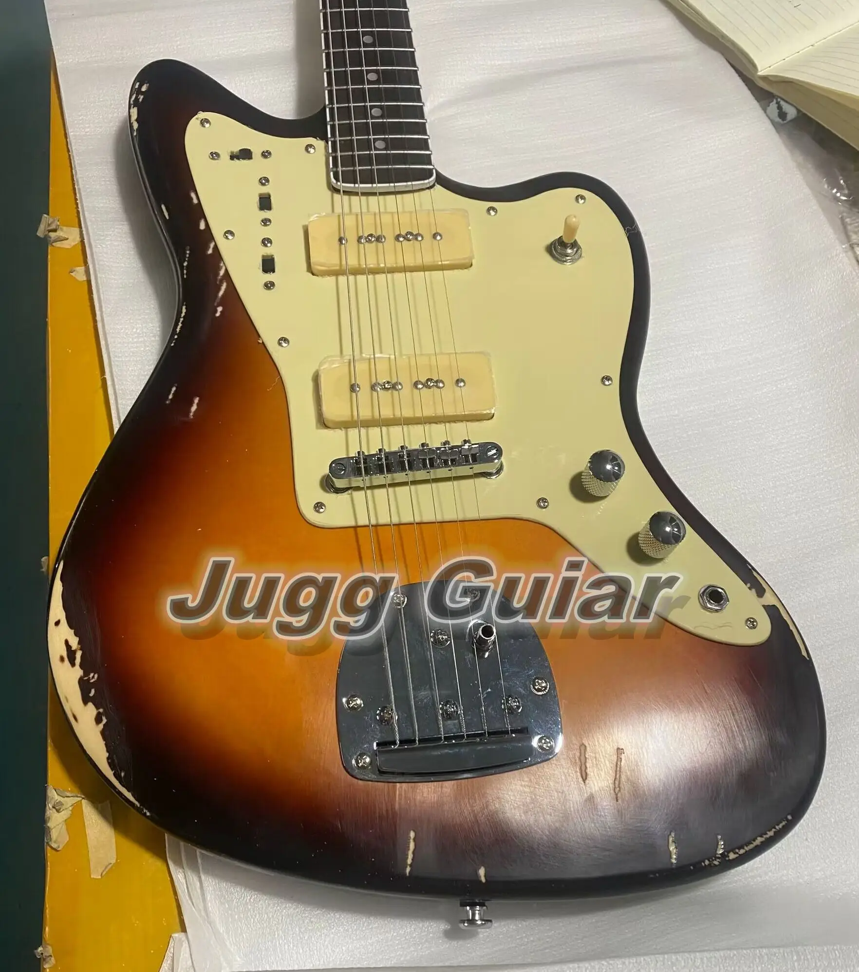 

Light Relic Jazzmaster Journeyman Faded 3-Tone Sunburst Electric Guitar Wide Lollar Pickup Anodized Gold PickGuard Alder Body,