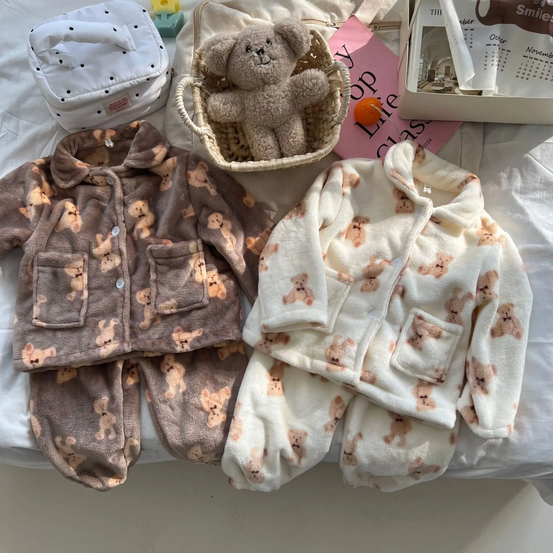 

Новинка, пижама для девочек с маленьким медведем, плюшевый кардиган с отложным воротником, теплые свободные брюки, детские удобные фланелев...