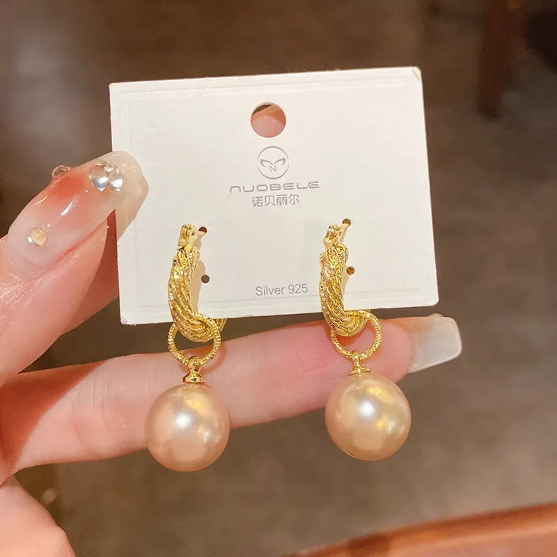 

The Trend Is Simple, Net Red Pearl Earrings Are Retro Fashion At Dongdaemun, South Korea, And Personalized
