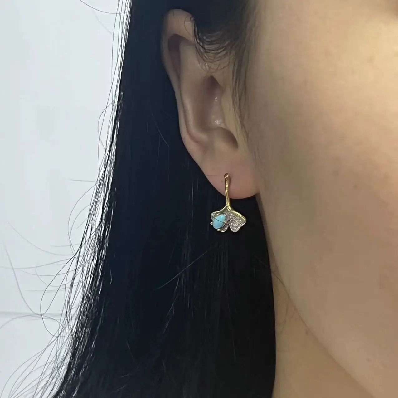Серьги из серебра пробы с натуральным бирюзовым листьем гинкго маленькие свежие