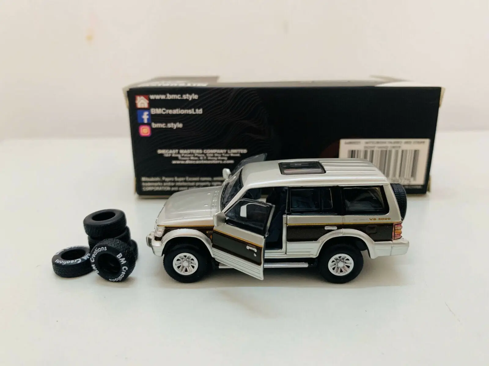 

Новинка, литой миниатюрный автомобиль BM Creations Junior Mitsubish i Pajero RHD в красную полоску, масштаб 1:64