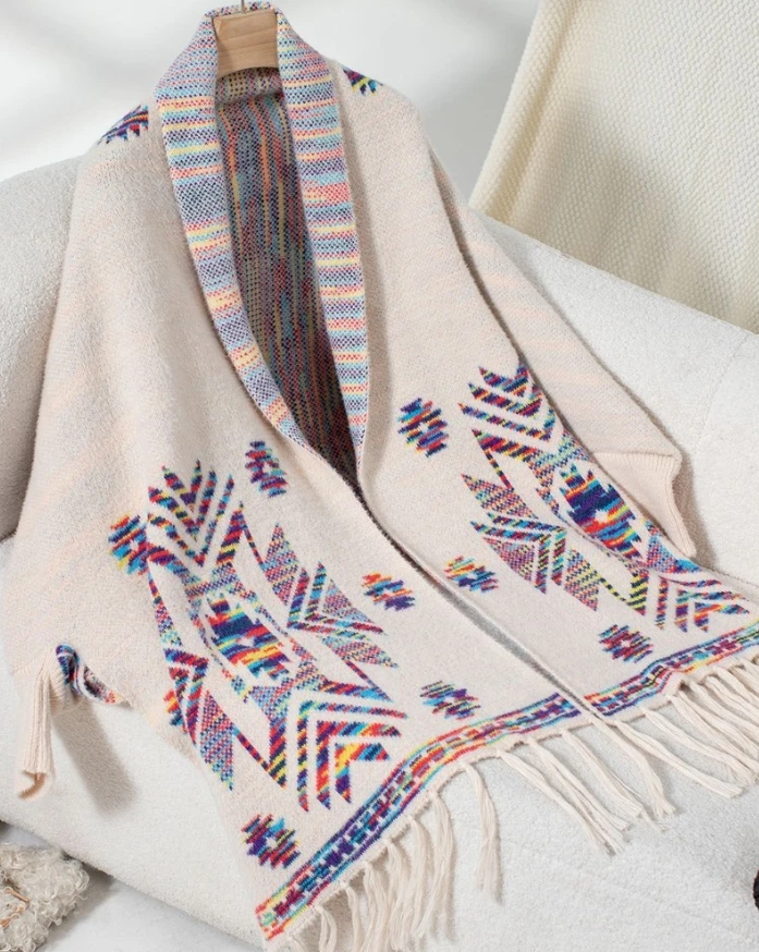 Вязаная накидка с открытой передней частью и накидкой в стиле поп-ацтекский