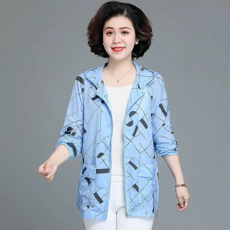 

Middle-aged Mother Hooded Thin Coat Jacket 2022 Women Windbreaker Summer Short Sun Protective Clothing Femme Fashion Tops 5XL