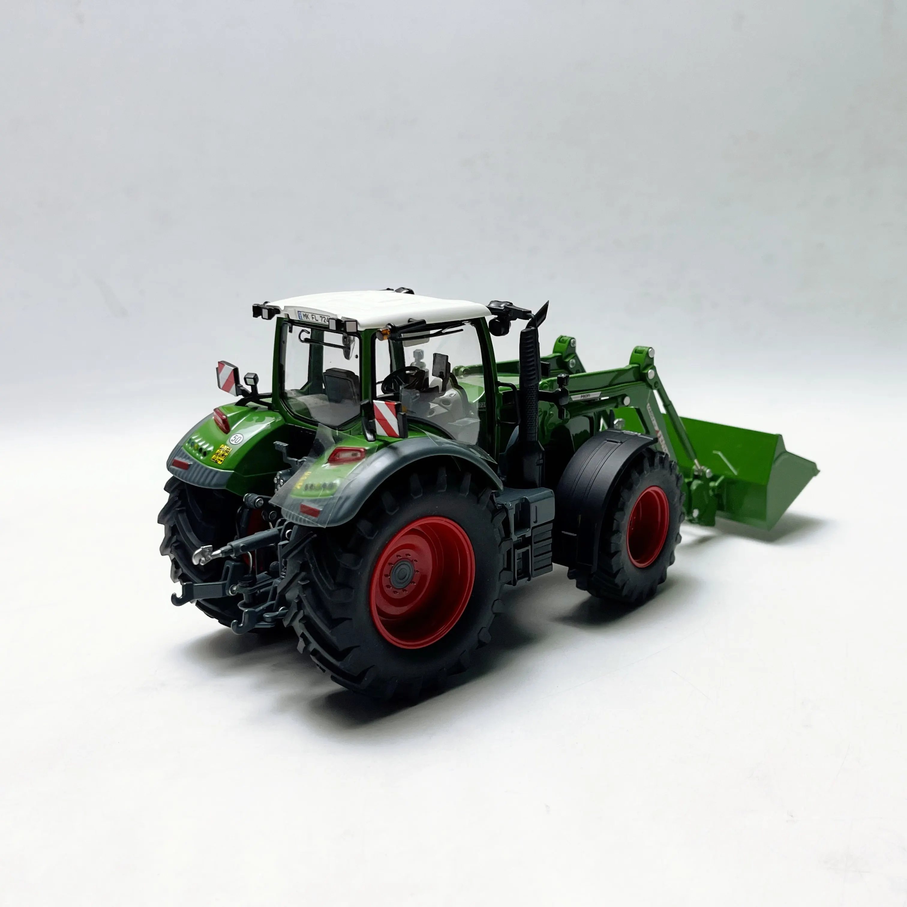 Литая под давлением модель автомобиля из сплава Fendt 724 Vario в масштабе 132 (art.: 3920d4a278eee) - 3920d4a278eee