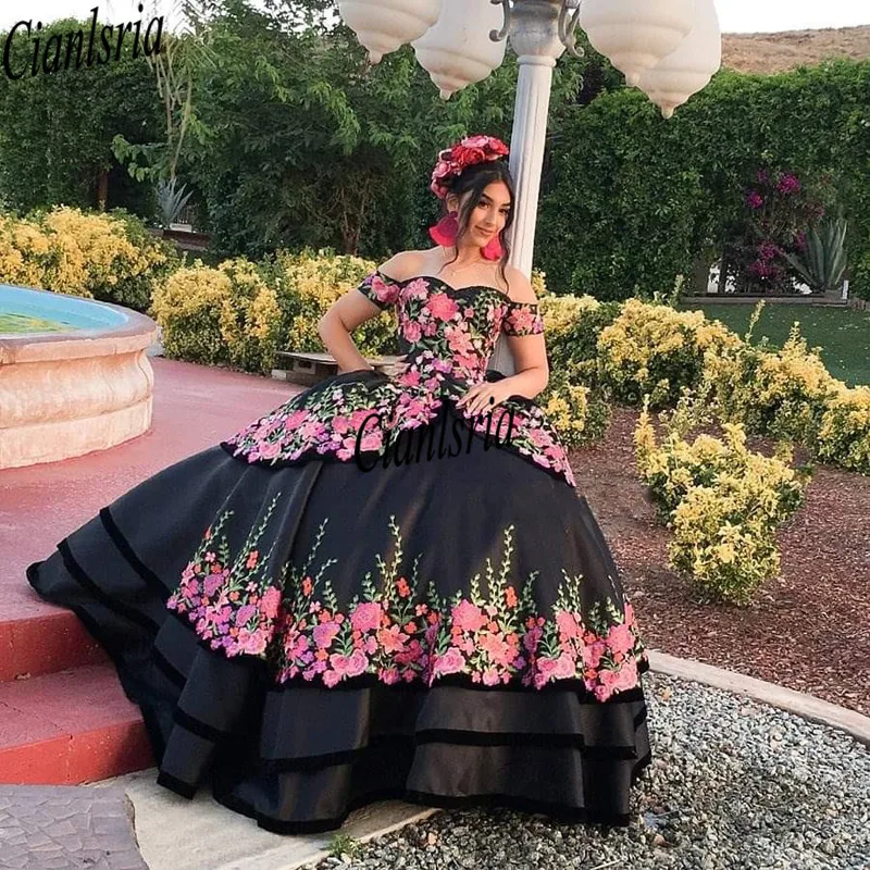vestidos de 15 Black Quinceanera Dresses Embroidery Off Shoulder Sweet 16 Pageant Debutante Dress Short Sleevs Party Gowns