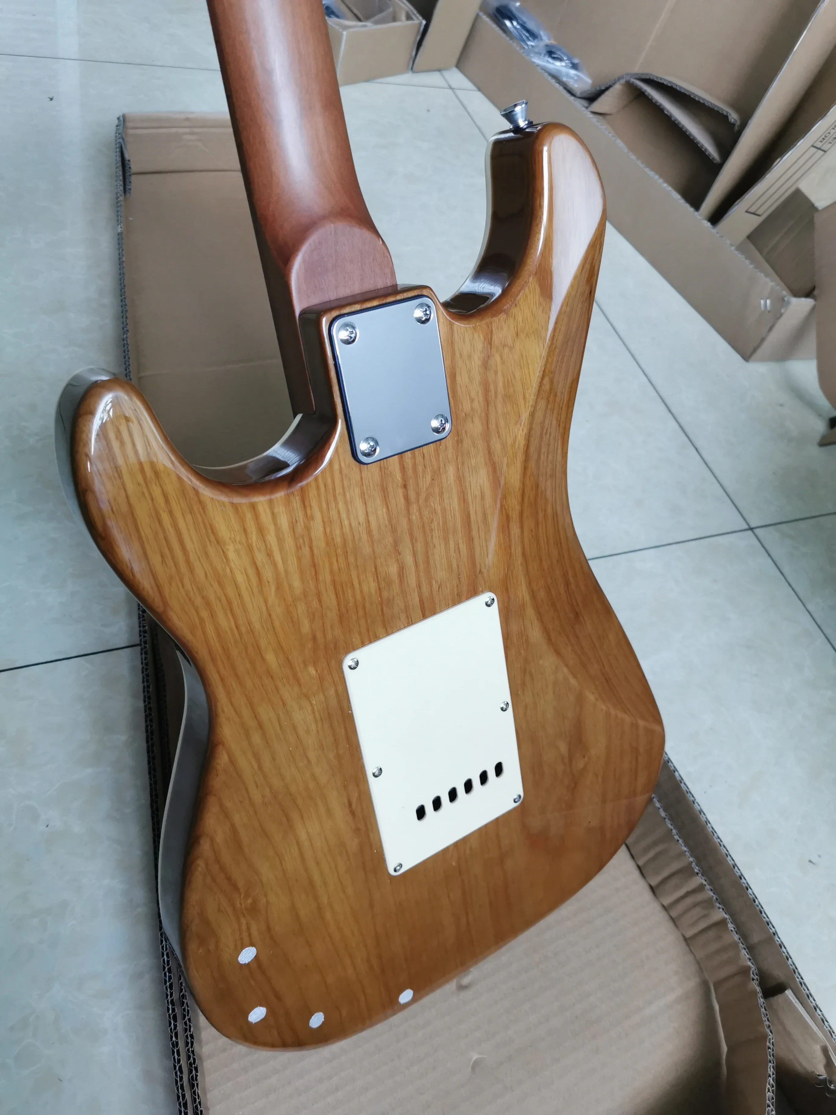 Китай OEM Custom Дешевая 6-струнная электрогитара из ясеня