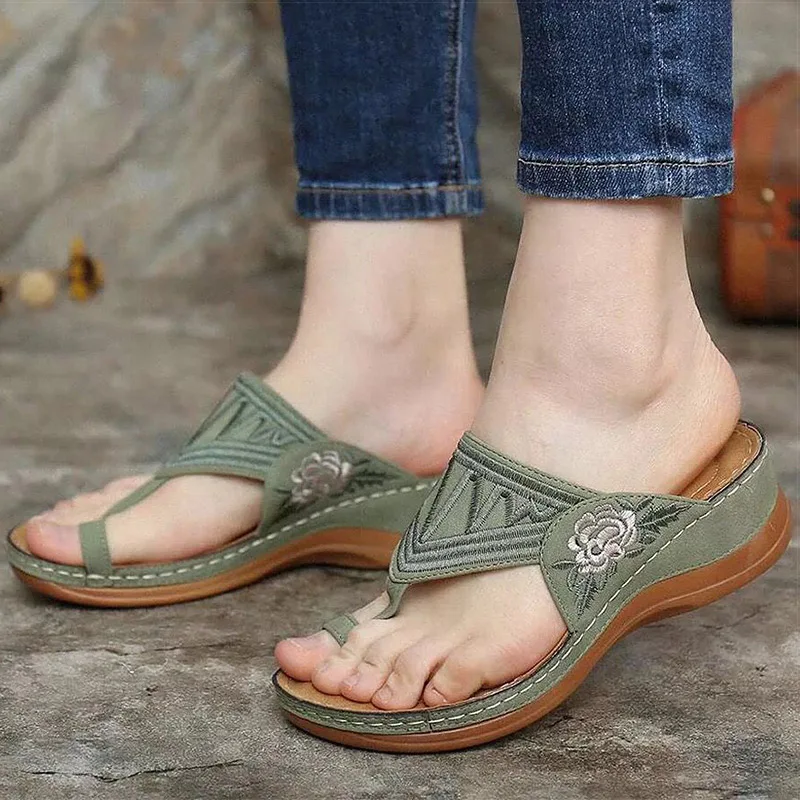 

New Flip Flops Women Summer Fashion Embroidered Flip-flops Casual Flower Woman Beach Outdoor Ladies Plus Size Sandalias