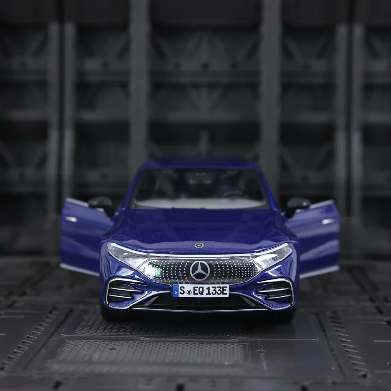 Фото Модель автомобиля Maisto 1:24 Mercedes-Benz EQS, имитация, коллекционная, из сплава, с открывающимися дверями, богатая детализация №2