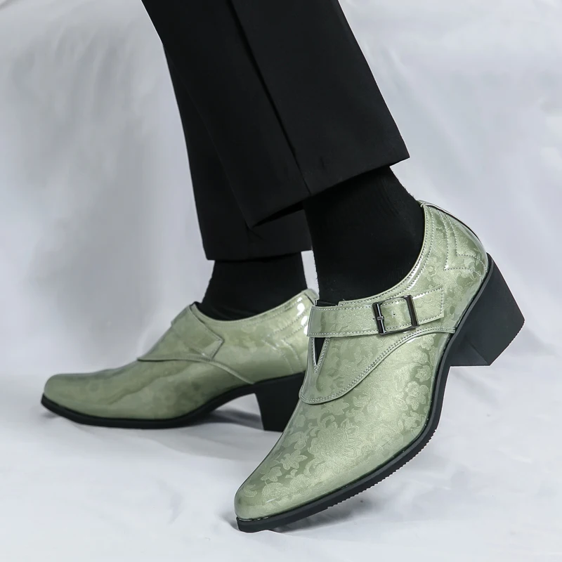Модные зеленые модельные туфли с пряжкой мужские кожаные на высоком каблуке