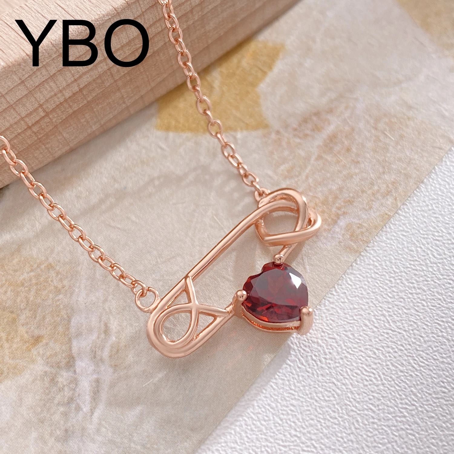 

YBO Geometric Heart Paperclip Pendants 18K Rose Gold Plate Natural Red Garnet Necklaces Clavicle Chains Fine Jewelry For Women