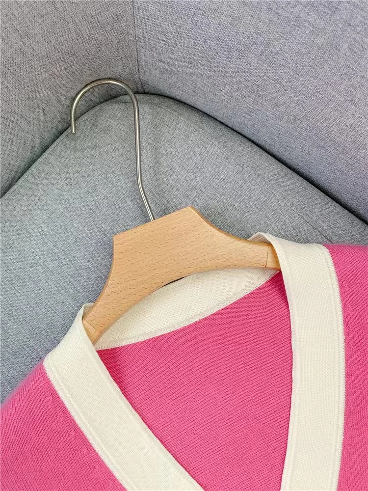 

Женский трикотажный пуловер с V-образным вырезом и длинными рукавами