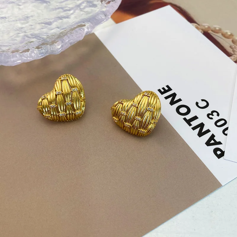 

European and American Fashion Love Heart Stud Earrings Peach Heart Earrings