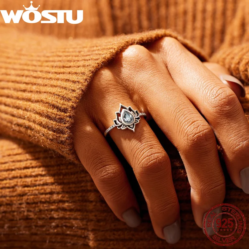 Женское кольцо из серебра 925 пробы с фианитом |