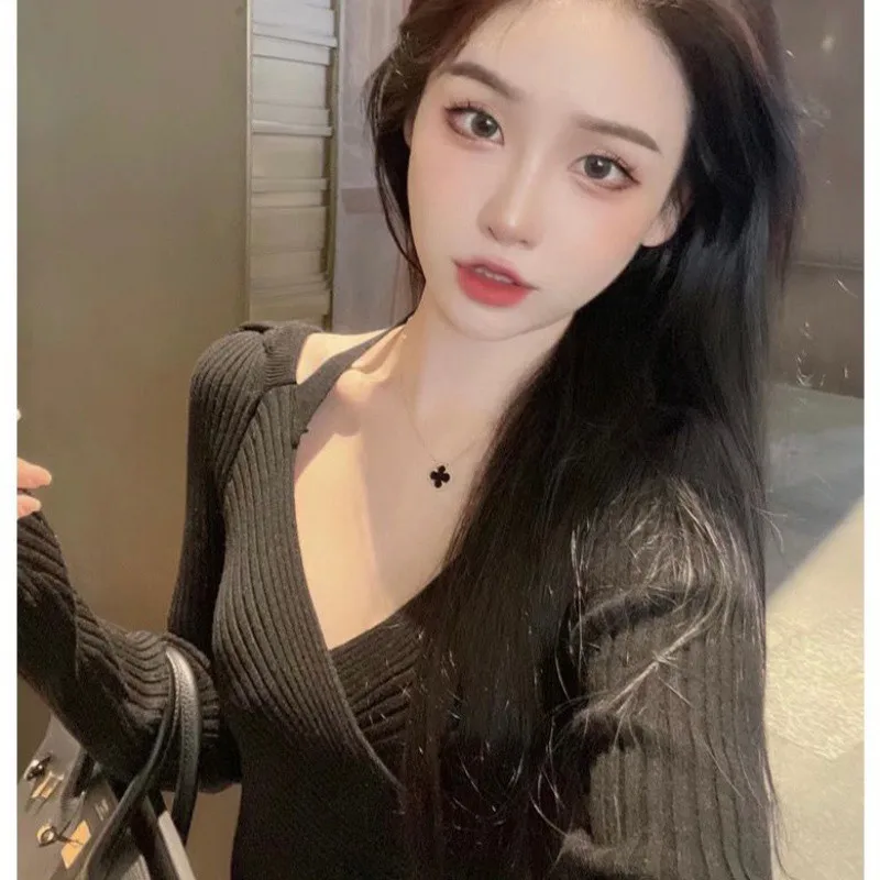 

2022 NEW FASHION WOMEN Versatile solid color casual long-sleeved new V-neck bottoming shirt