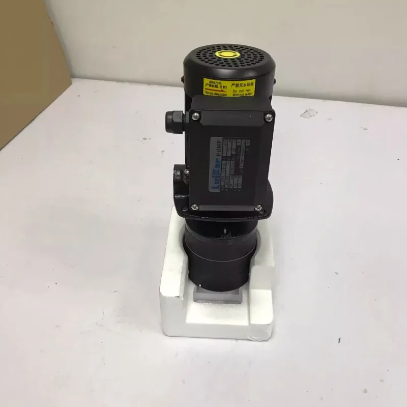 Гравировальная машина с охладителем оснащена погружным циркуляционным насосом