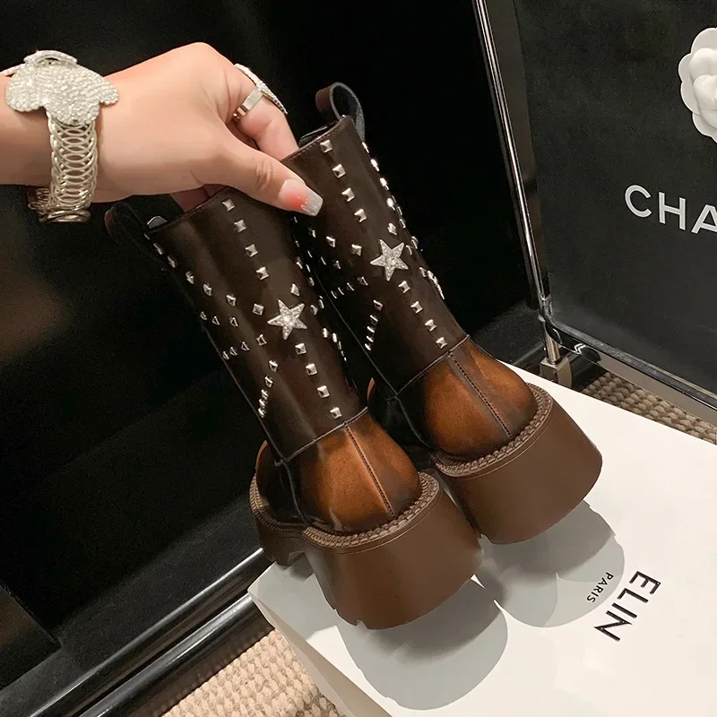 Роскошные короткие сапоги с заклепками и стразами пентаграммой