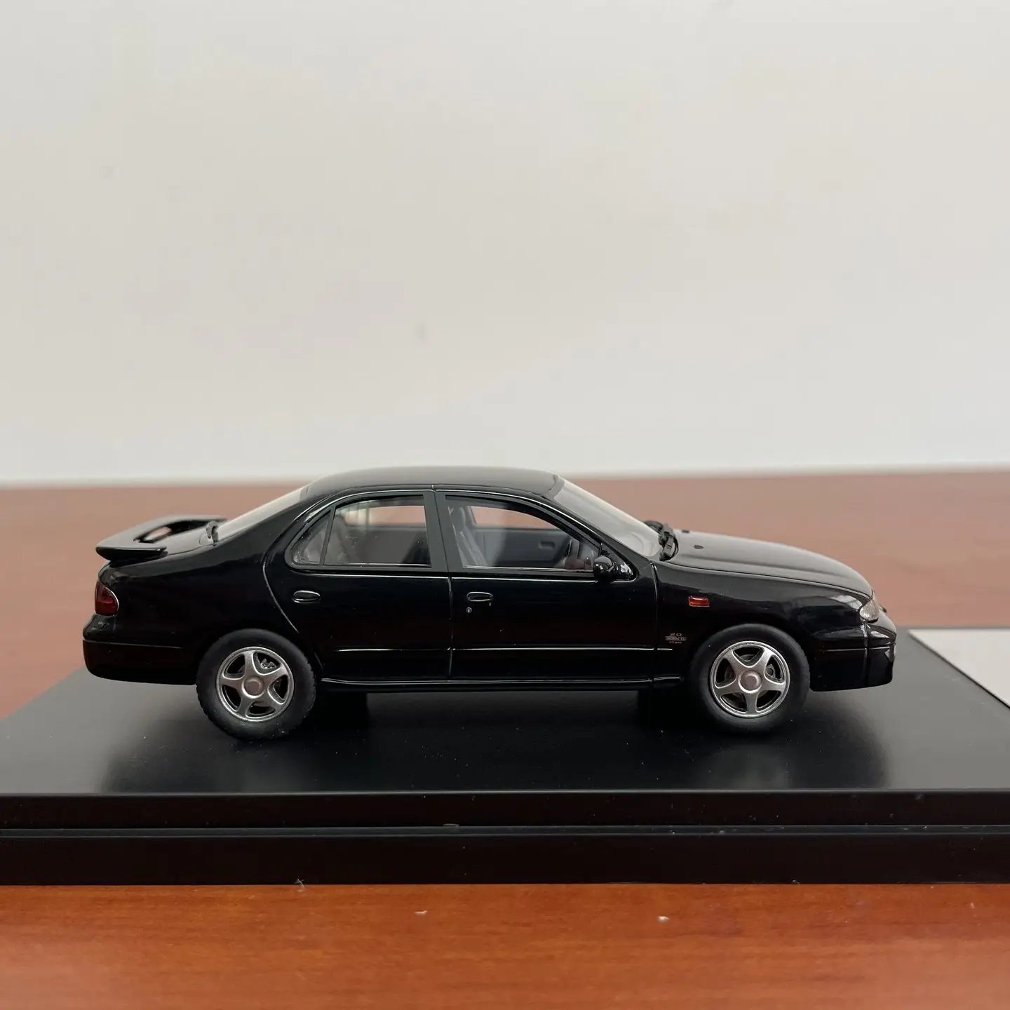 Фото Модель автомобиля Hi Story 1:43, масштабная, из смолы, черная, Nissan Bluebird U13 1991 года, классическая, ностальгическая, для взрослых, подарок, сувенир, статическая модель для демонстрации №3