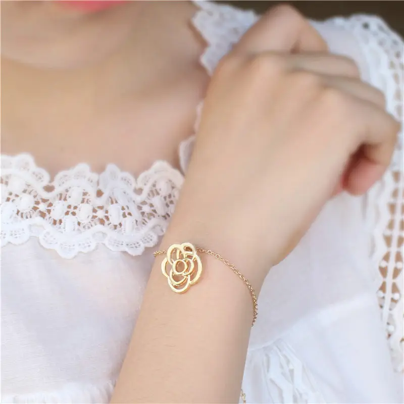 

Romantic Hollow Danity Rose Flowers Bracelet, Poetic Cutout Blossoms Pendant Chain Bracelet for Lover